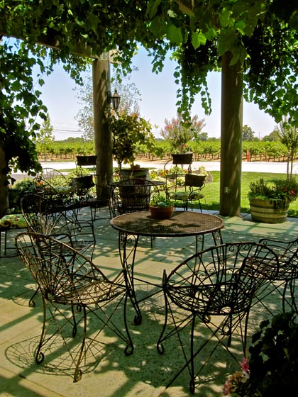 The patio at the Van Ruiten tasting room