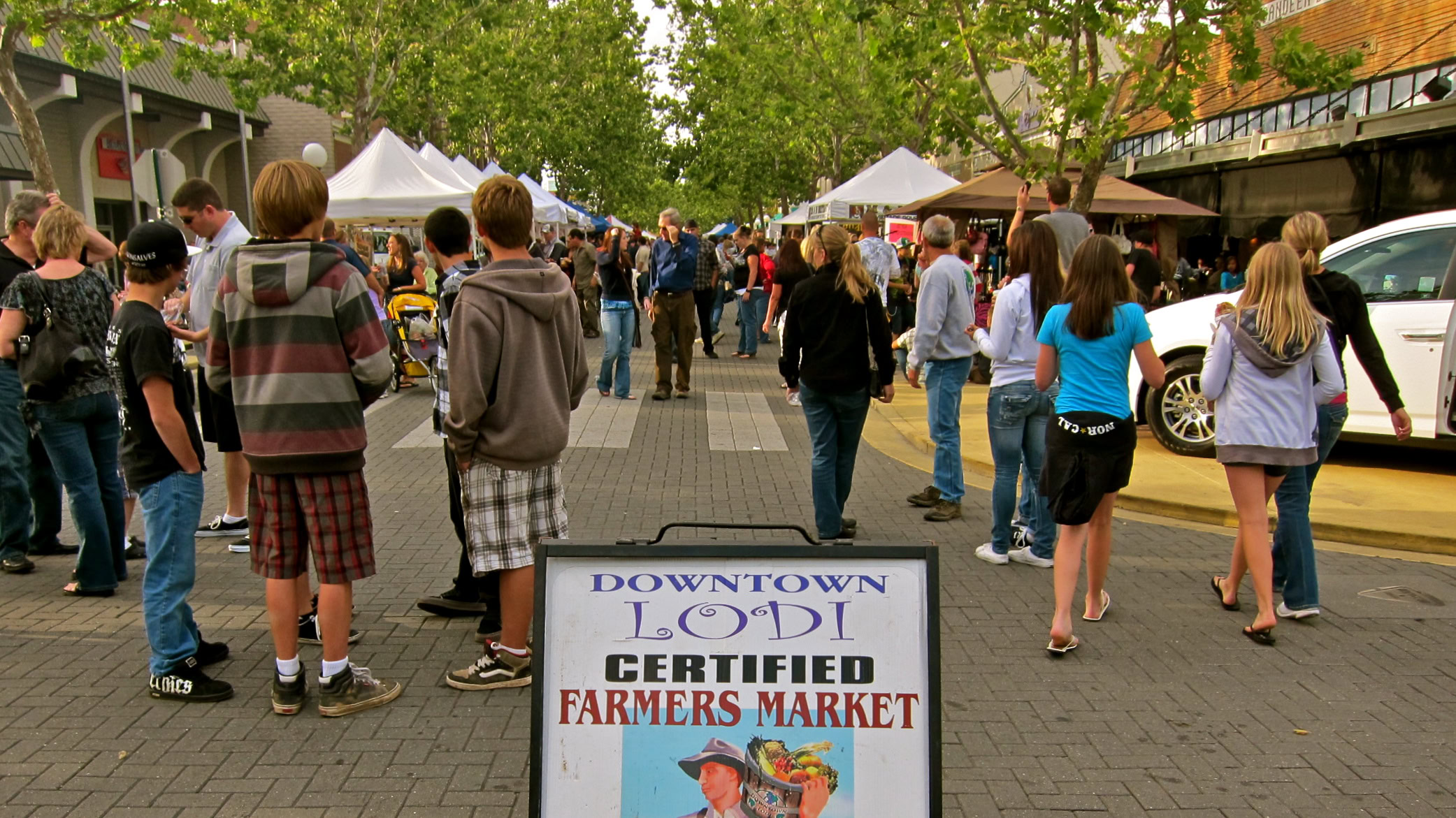 People shopping at the Lodi Farmers Market in downtown Lodi, California.