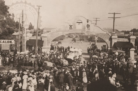 Vintage photo of early 20th-century crowd at Lodi Winegrape Commission event.
