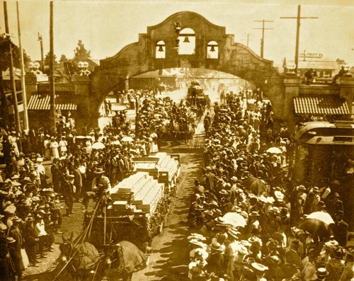 Vintage photo of busy Lodi wine market with crowds and vendors in early 20th century.